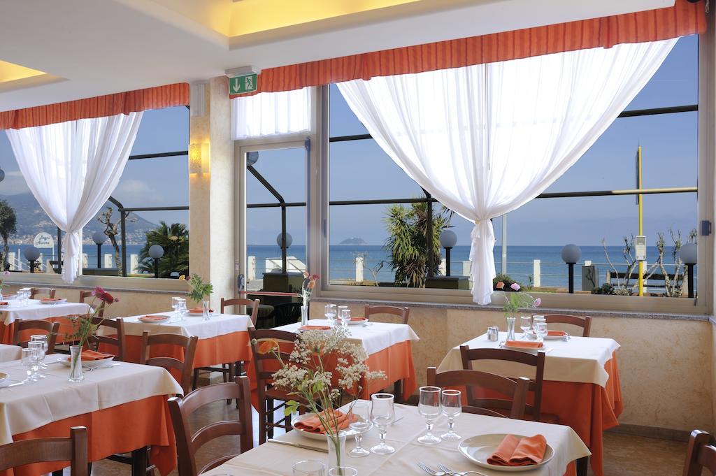 Hotel Delfino Laigueglia Buitenkant foto