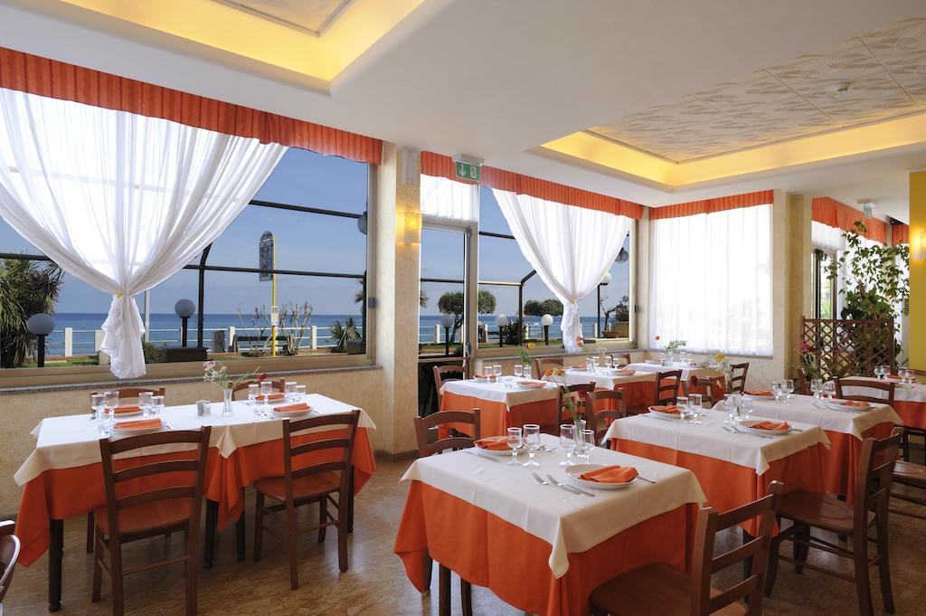 Hotel Delfino Laigueglia Buitenkant foto