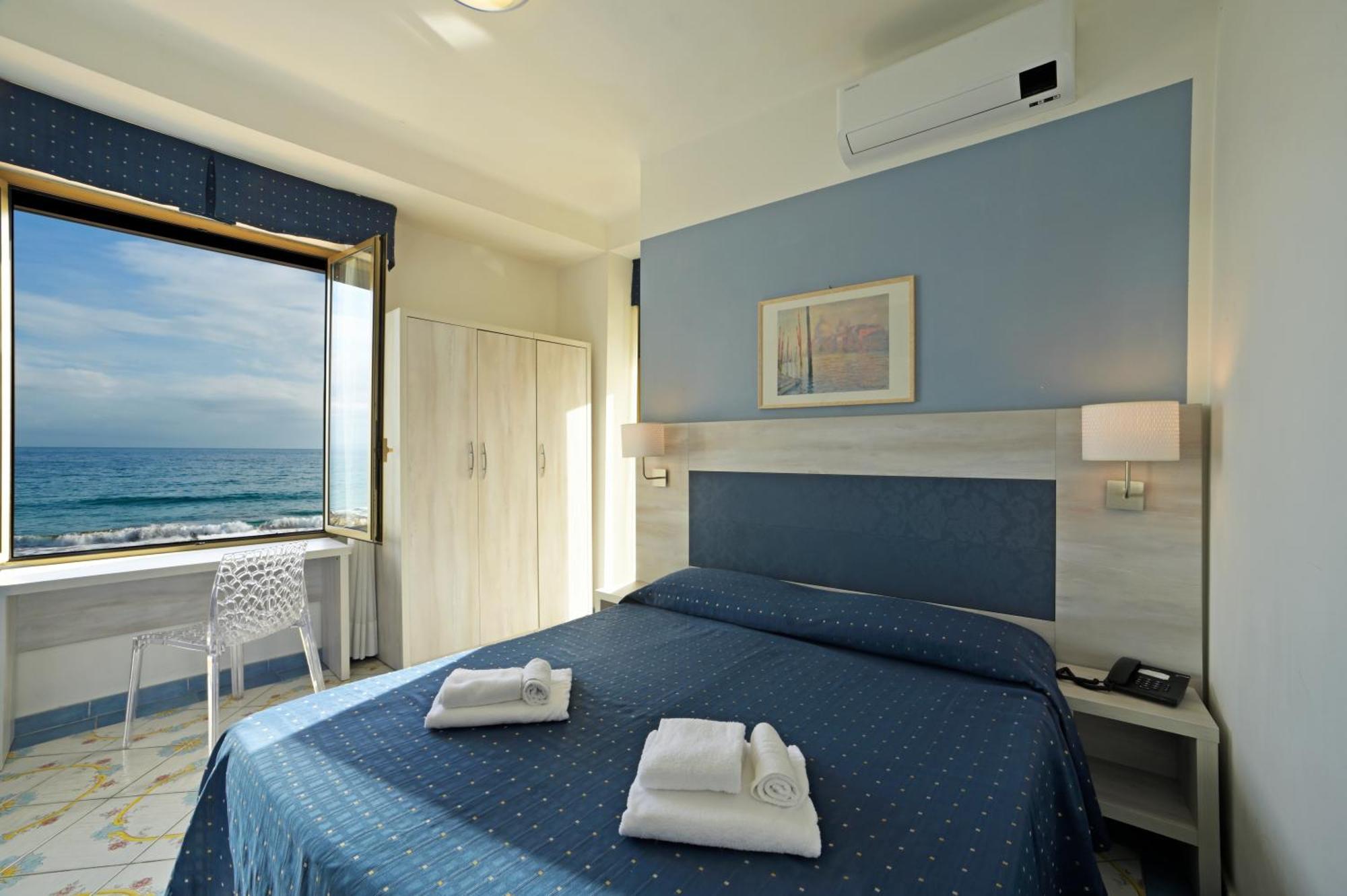 Hotel Delfino Laigueglia Buitenkant foto