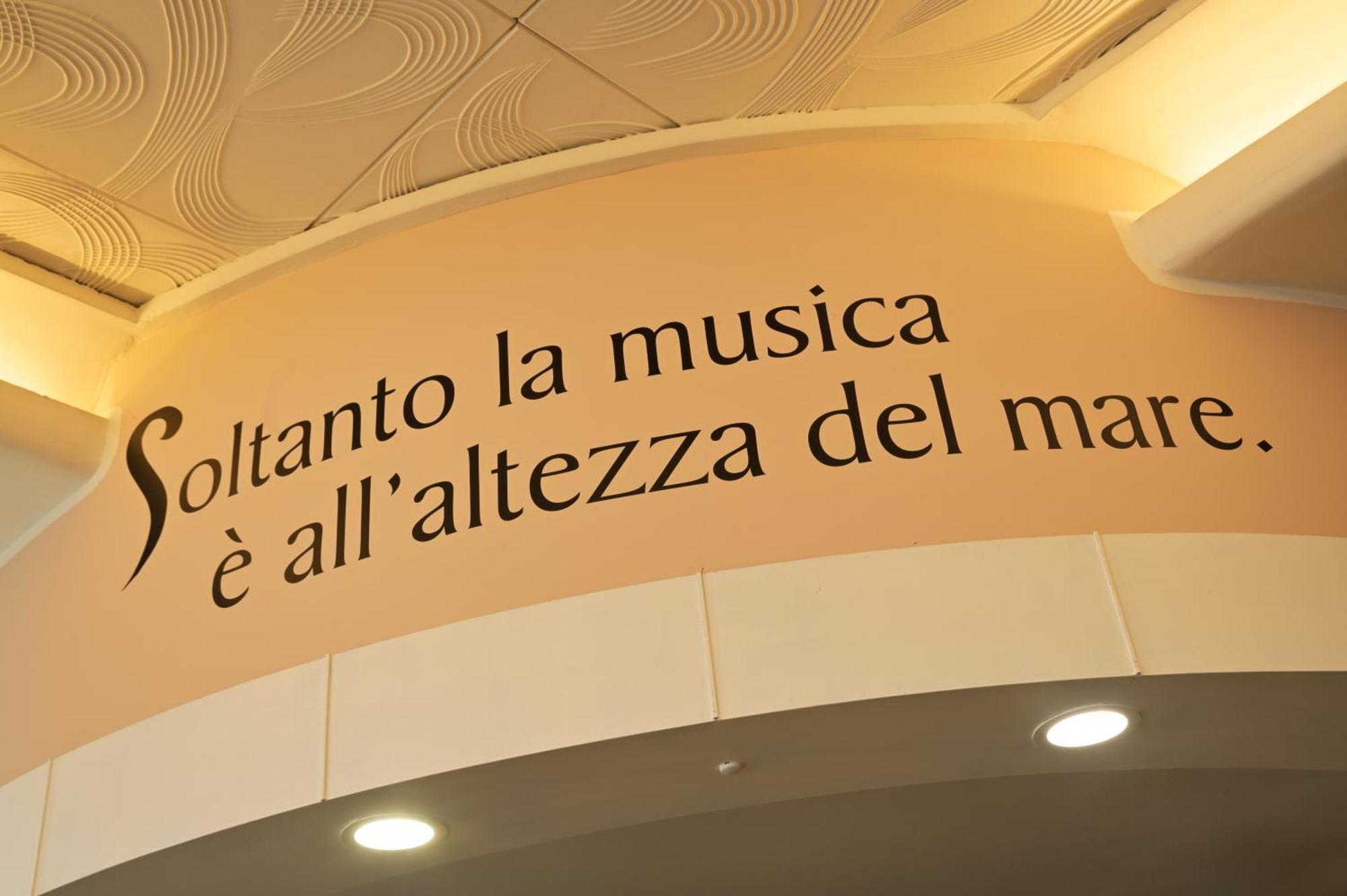 Hotel Delfino Laigueglia Buitenkant foto