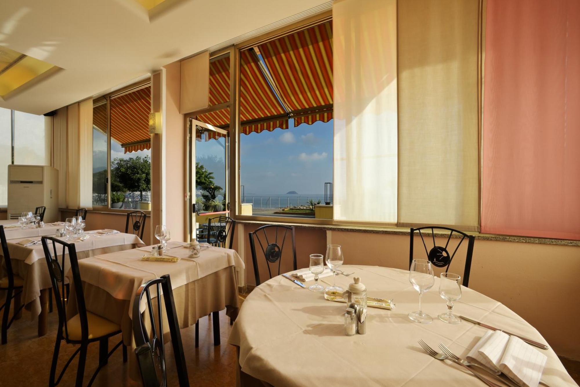 Hotel Delfino Laigueglia Buitenkant foto
