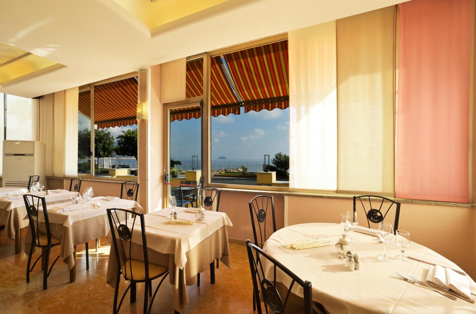 Hotel Delfino Laigueglia Buitenkant foto