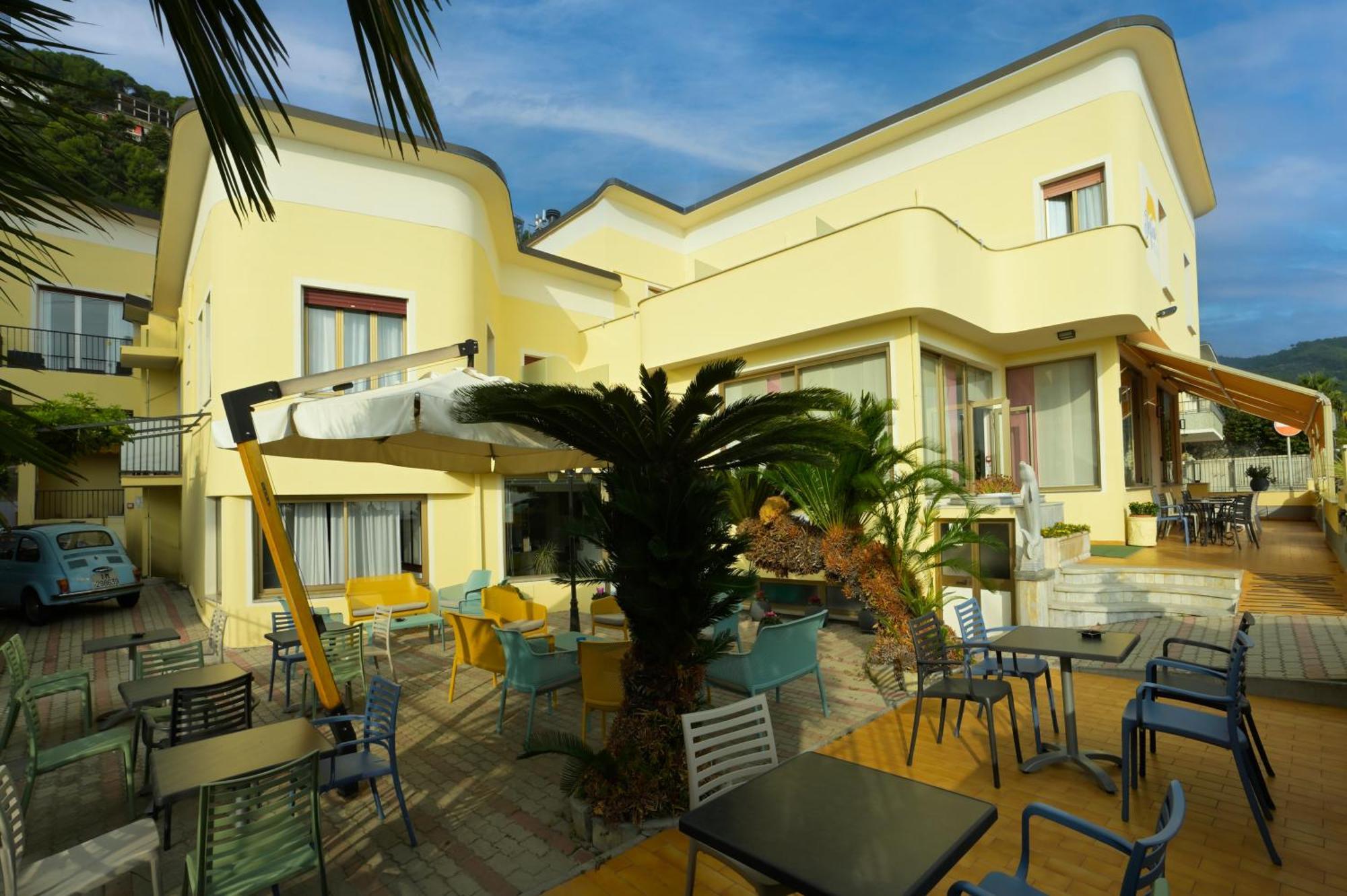 Hotel Delfino Laigueglia Buitenkant foto