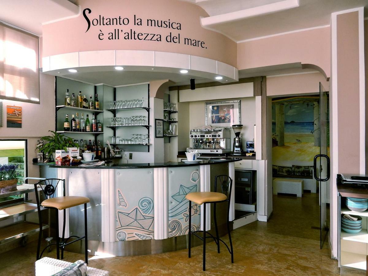 Hotel Delfino Laigueglia Buitenkant foto